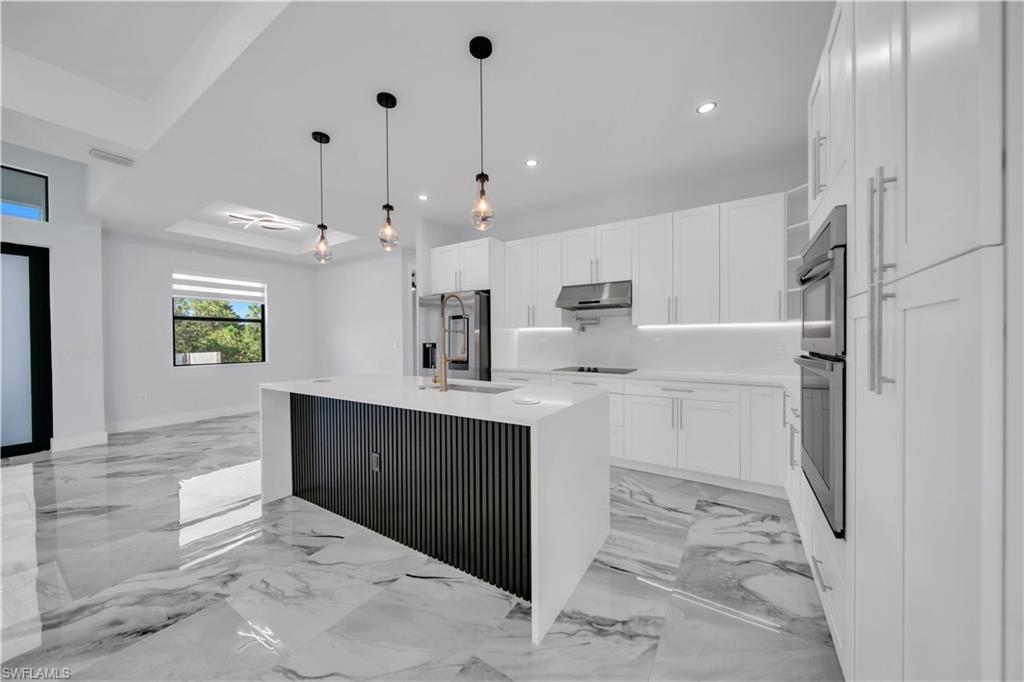 204 E 10th St Property Photo 3