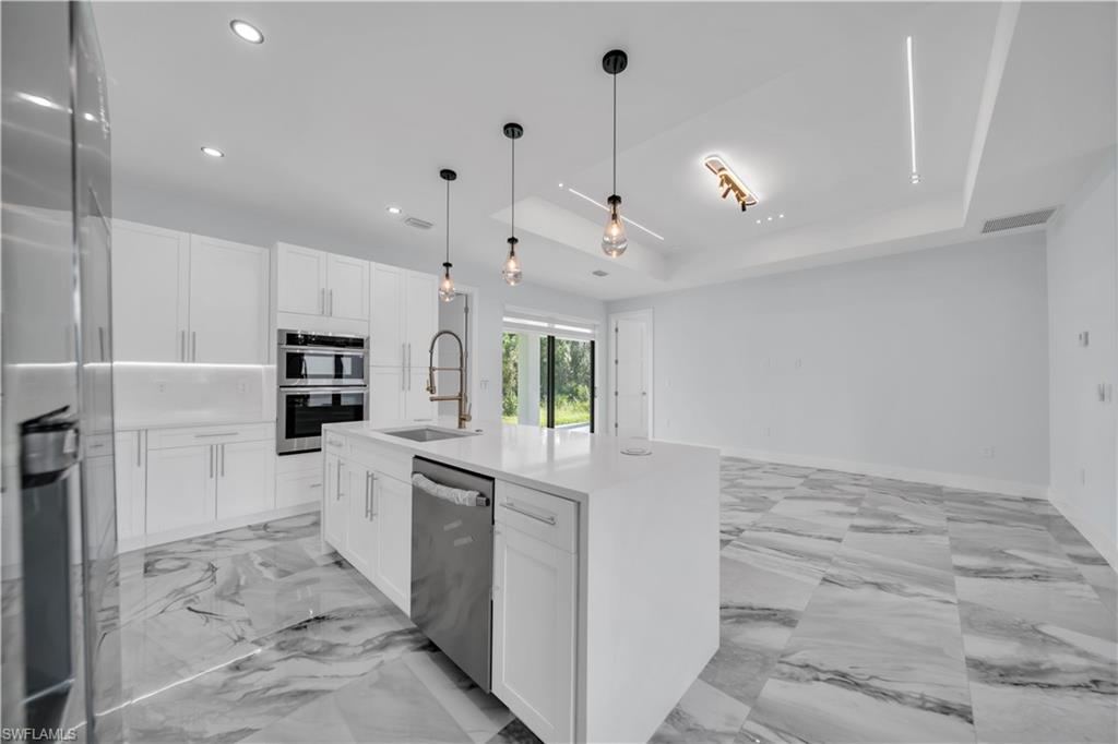 204 E 10th St Property Photo 7