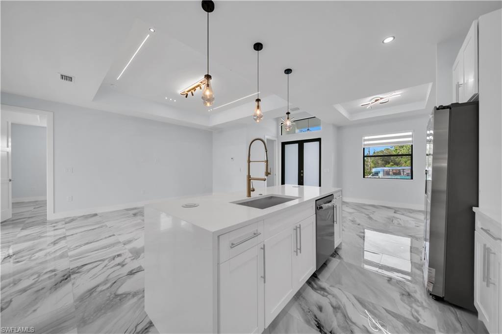 204 E 10th St Property Photo 8