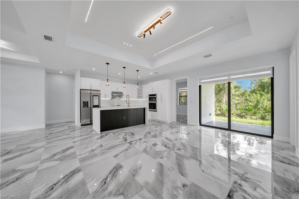 204 E 10th St Property Photo 12