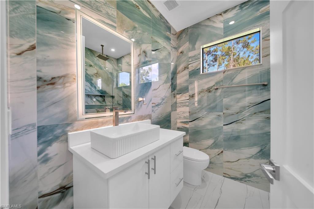 204 E 10th St Property Photo 15