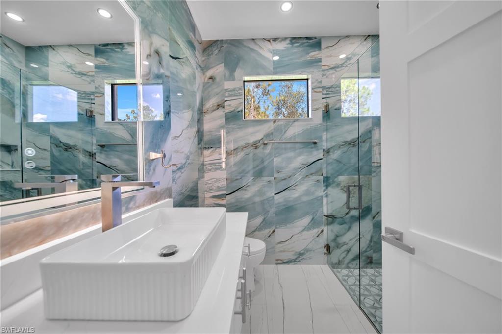 204 E 10th St Property Photo 16