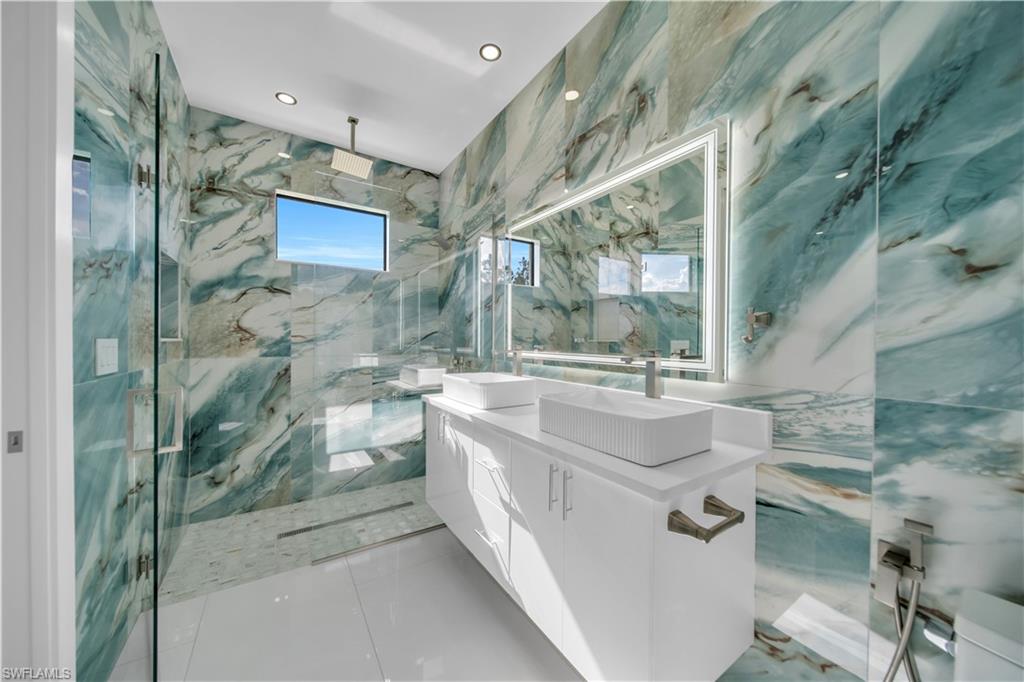 204 E 10th St Property Photo 24