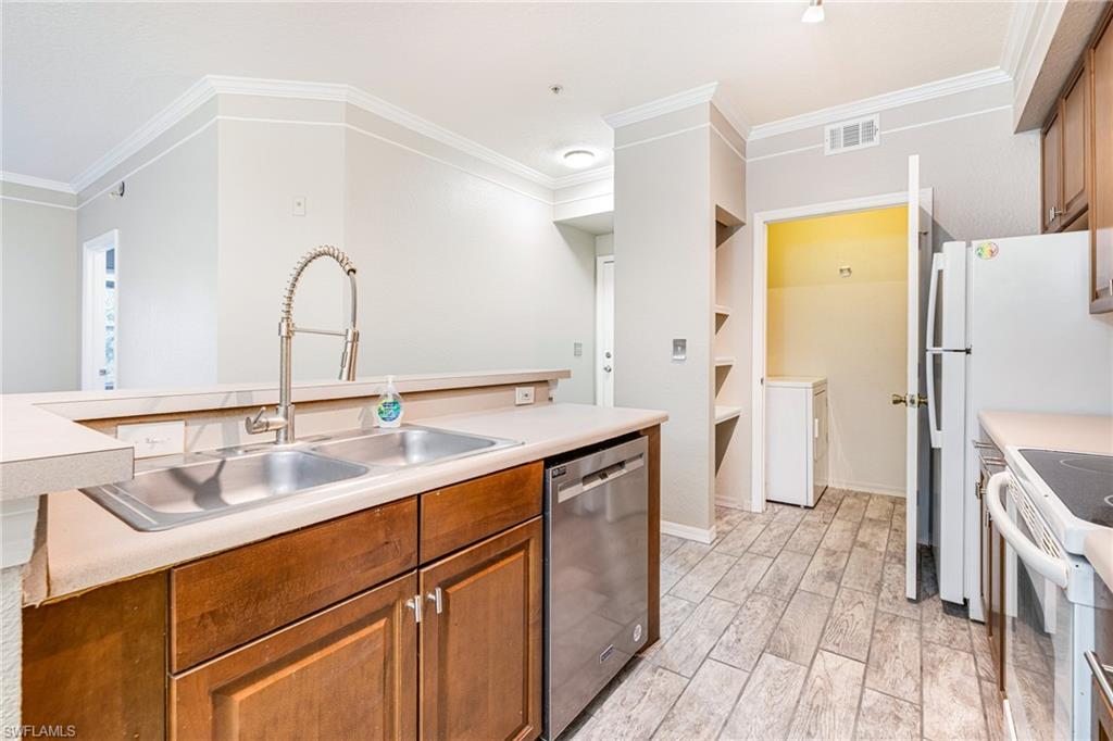 11561 Villa Grand # 716 Property Photo 4