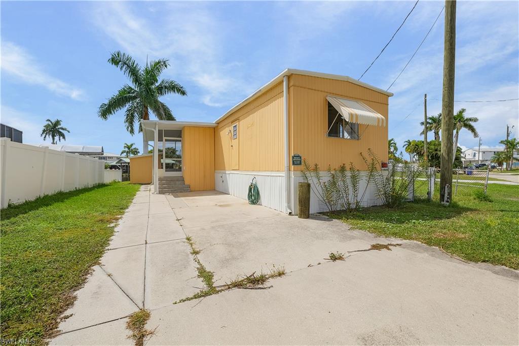 3851 Coconut Dr Property Photo 2