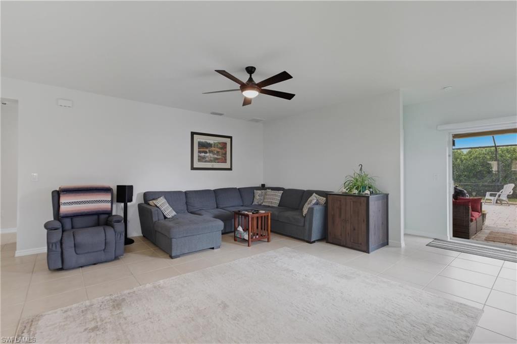 314 Se Van Loon Ter Property Photo 3