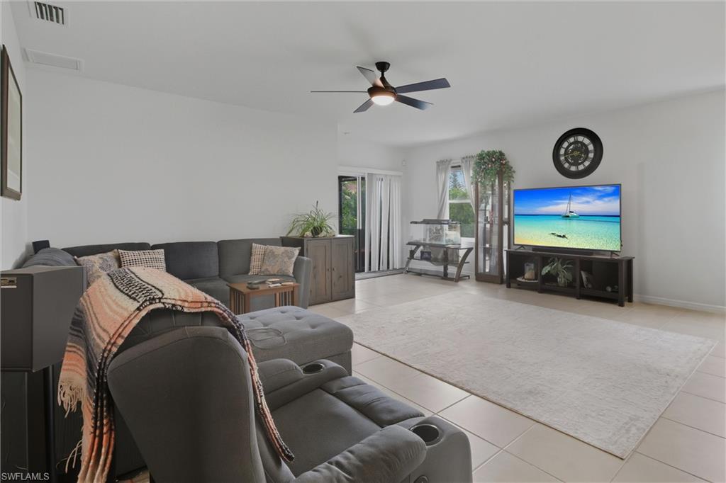 314 Se Van Loon Ter Property Photo 4