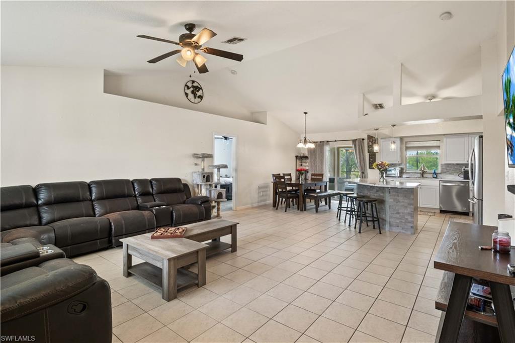 927 Nw 12th Ter Property Photo 3