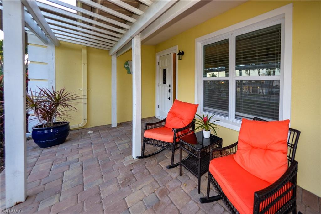 220 Albatross St Property Photo 7
