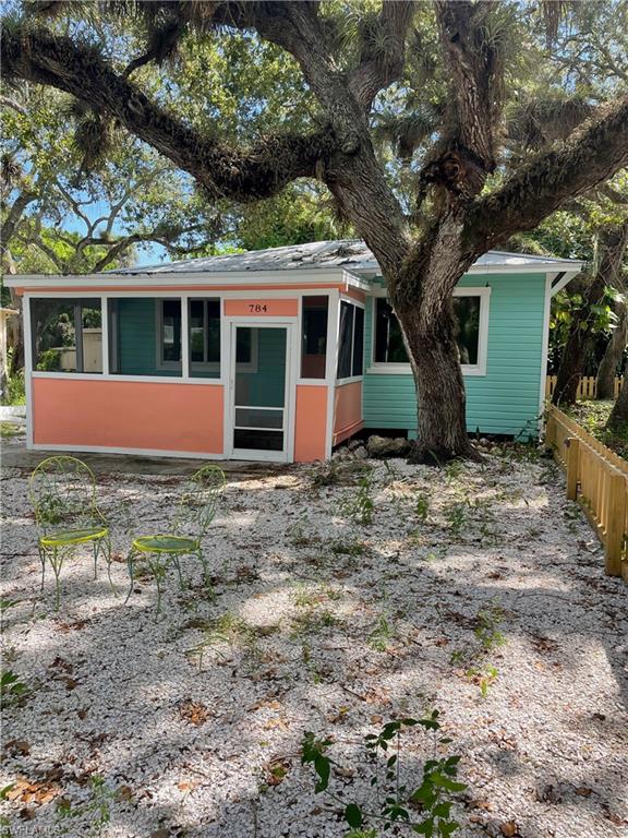 784 Oak ST Property Photo 1