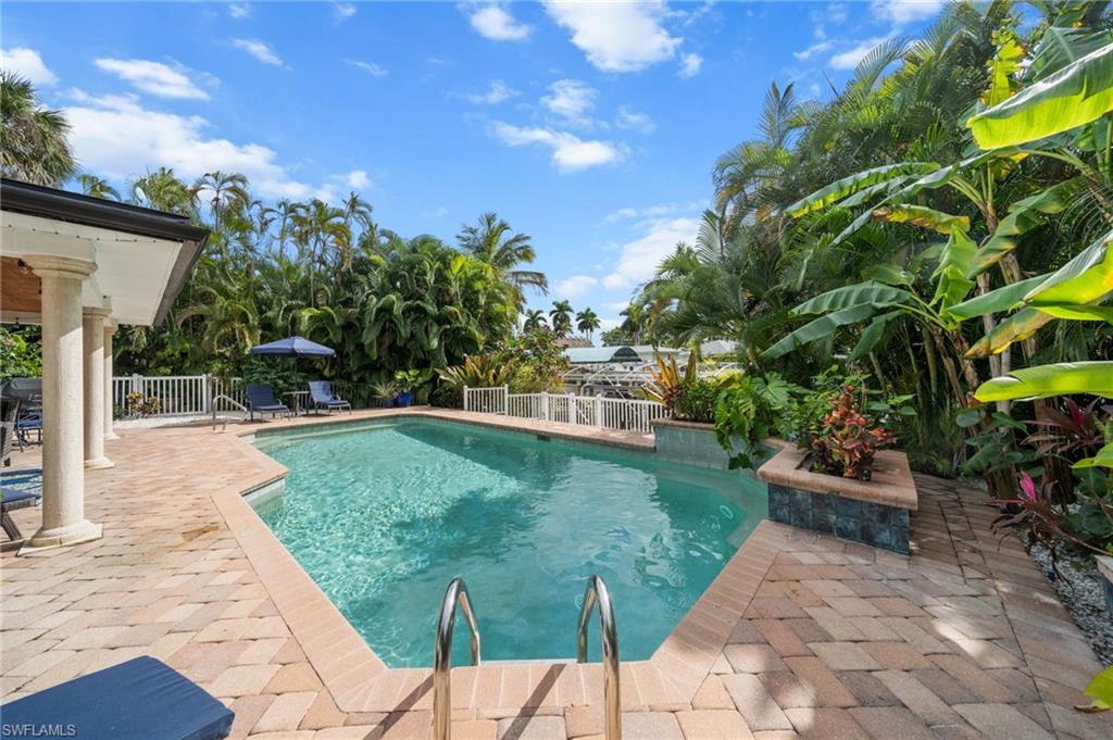 1030 Aqua Ln Property Photo 5