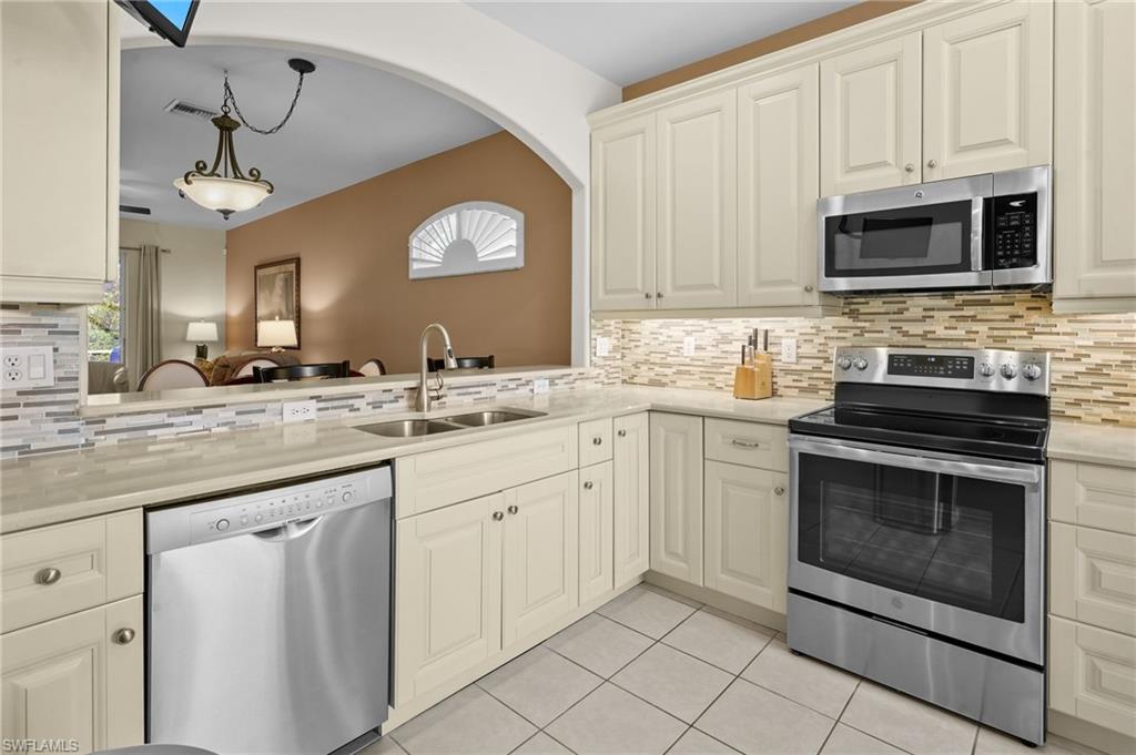 8103 Woodridge Pointe Dr Property Photo 1