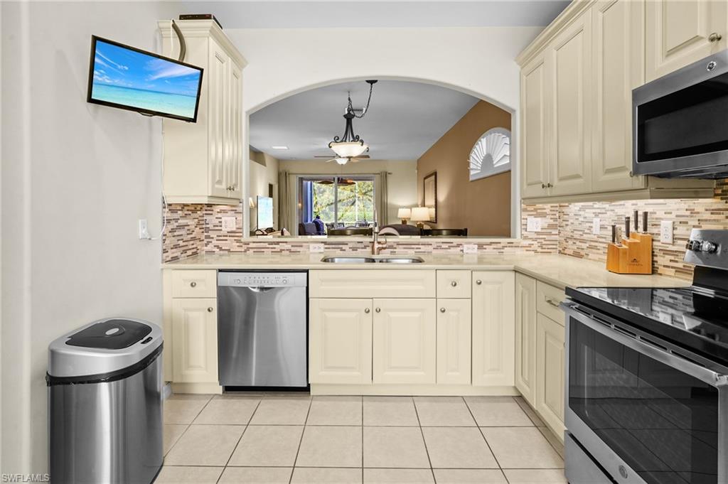 8103 Woodridge Pointe Dr Property Photo 6