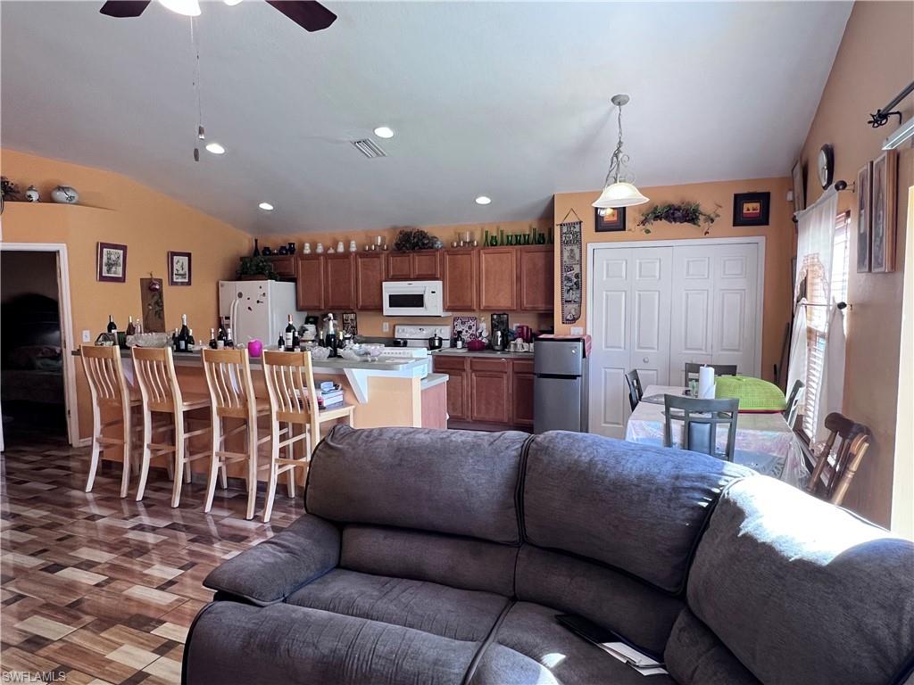 1187 Bush St E Property Photo 6