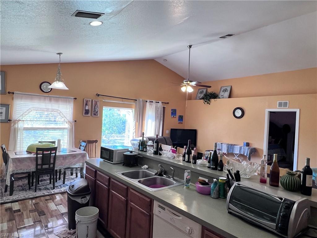 1187 Bush St E Property Photo 8