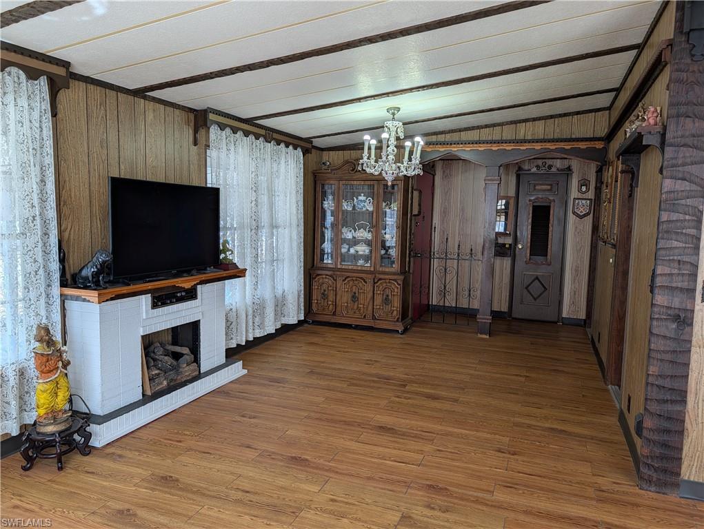 807 Holly Berry Ct Property Photo 3
