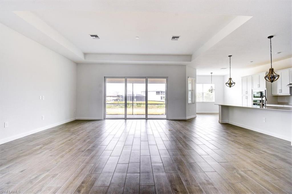 7796 Lakes Edge Ln Property Photo 3