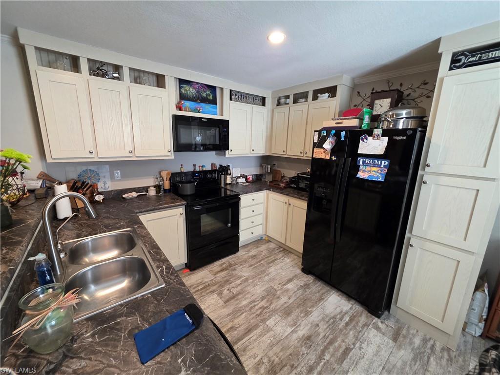 8085 Hart Dr Property Photo 4