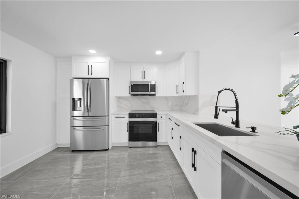 3407 65th St W Property Photo 6