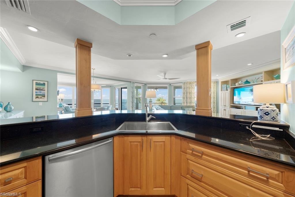 1602 Lands End Village Property Photo 16