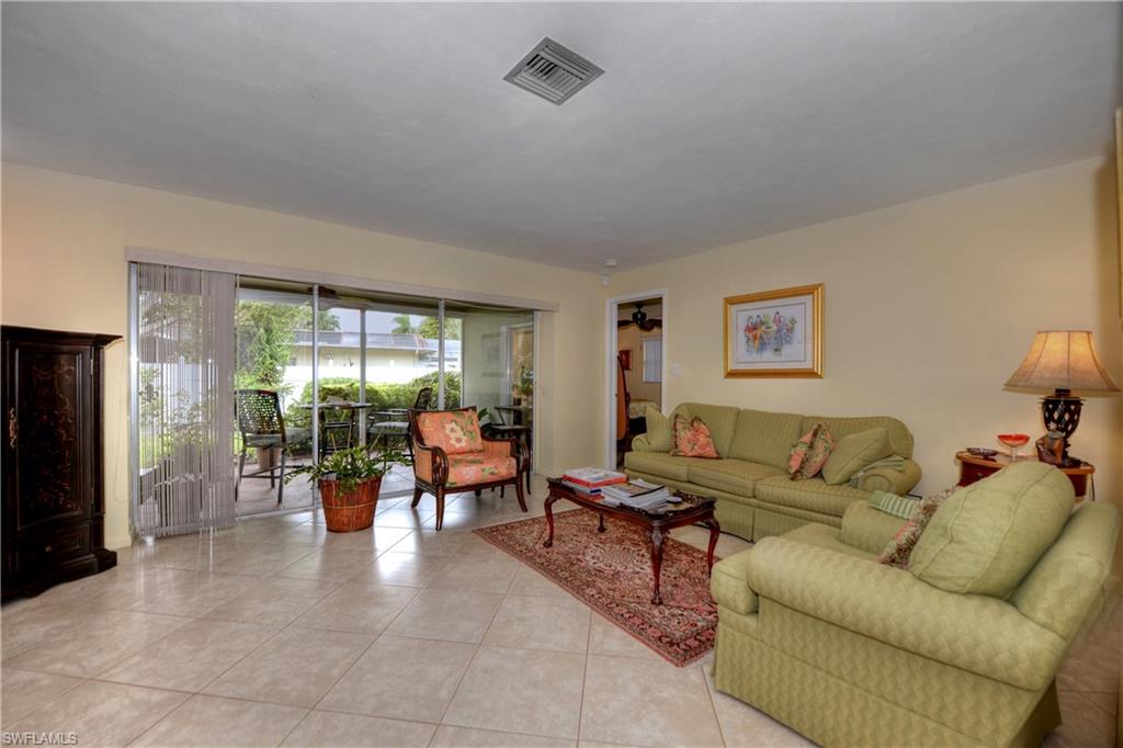 5652 Eichen Cir E Property Photo 4