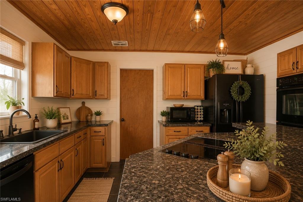 20325 Idlewood Rd Property Photo 6