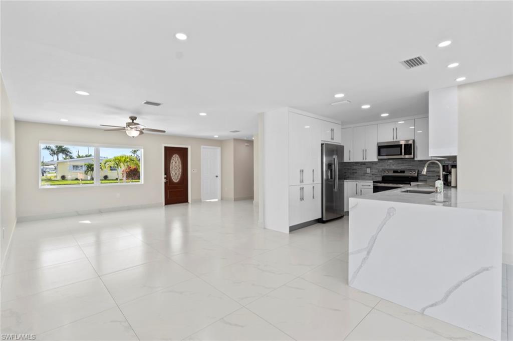 107 Albatross St Property Photo 14