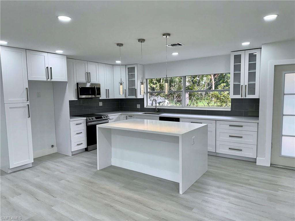 6187 Island Park Ct Property Photo 4