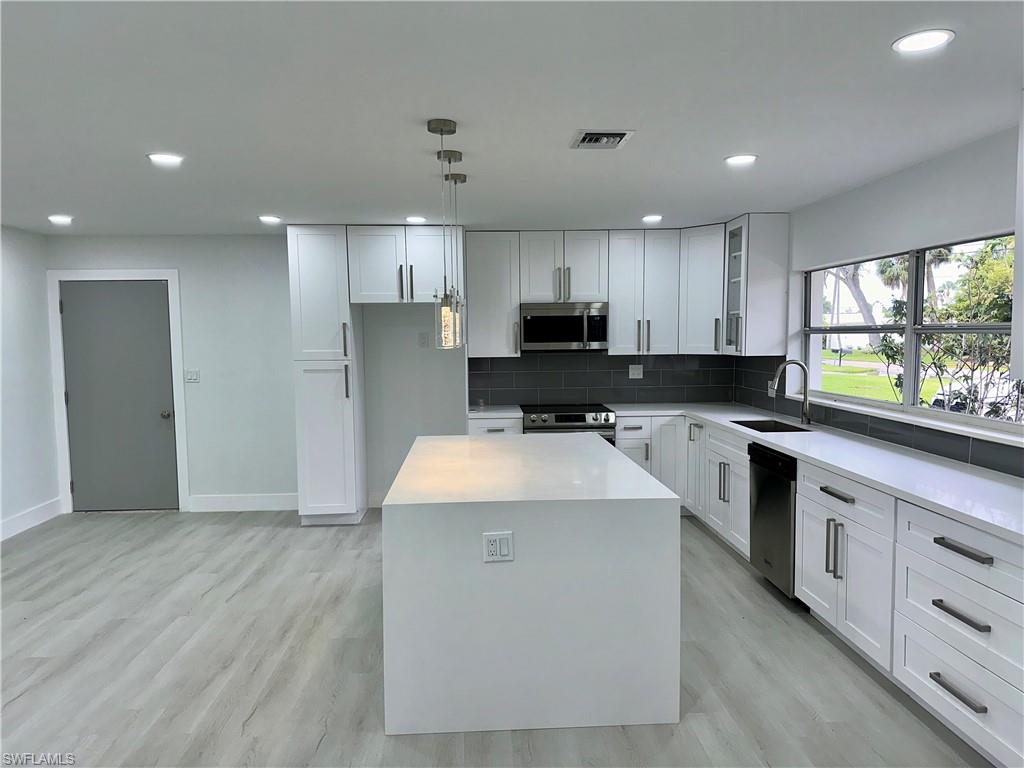 6187 Island Park Ct Property Photo 5