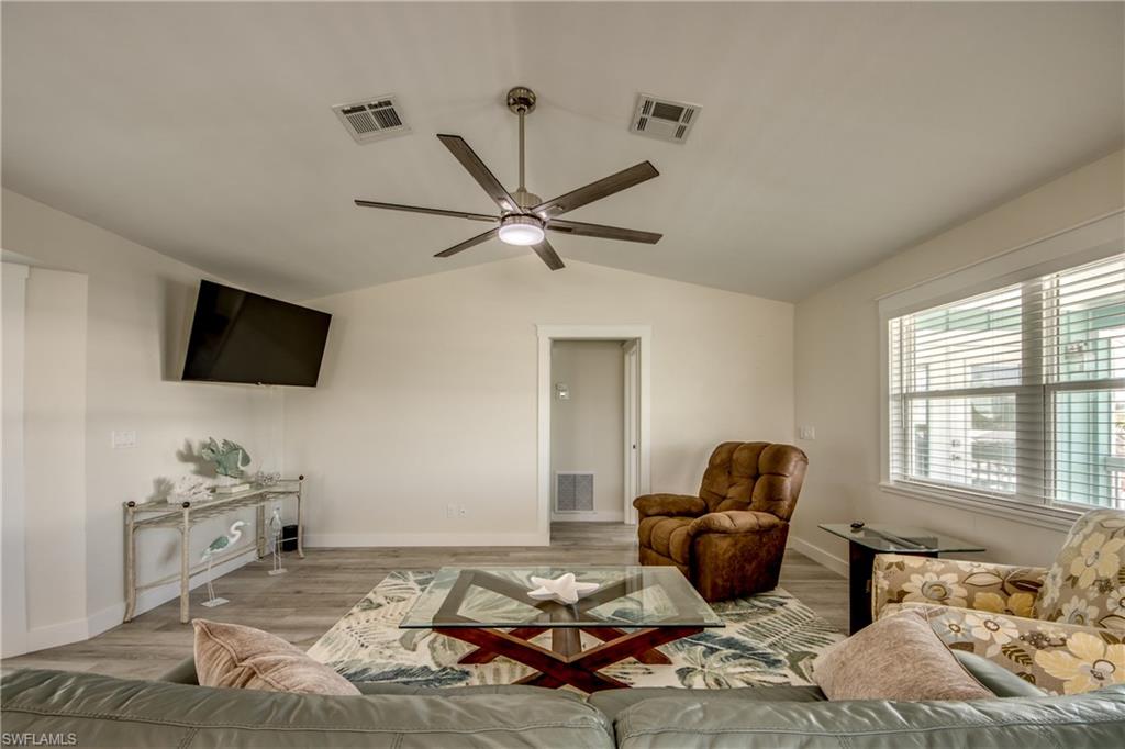 2360 Oleander St Property Photo 8