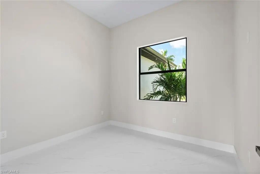 218 Irving Ave Property Photo 5