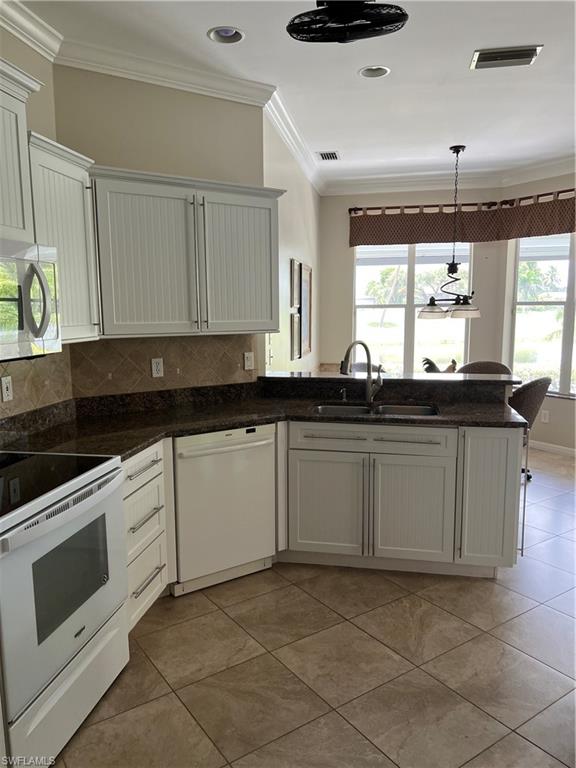 8555 Fairway Bend Dr Property Photo 3