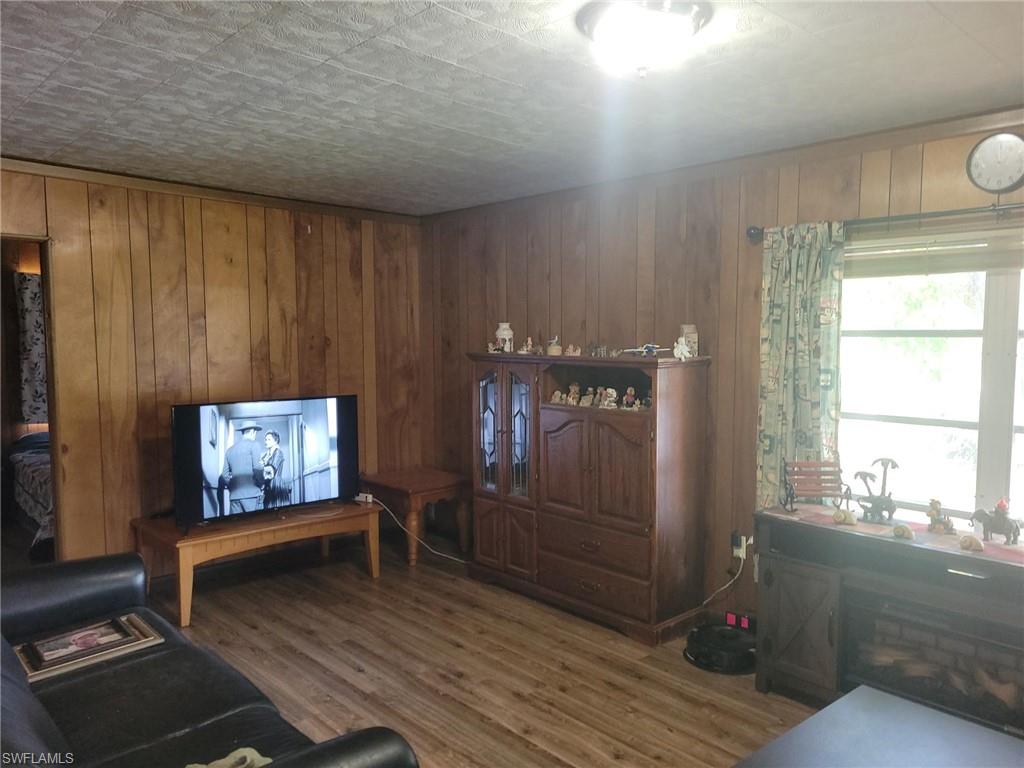 1104 Gulf St Property Photo 4