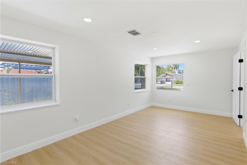 363 New York Dr Property Photo 15