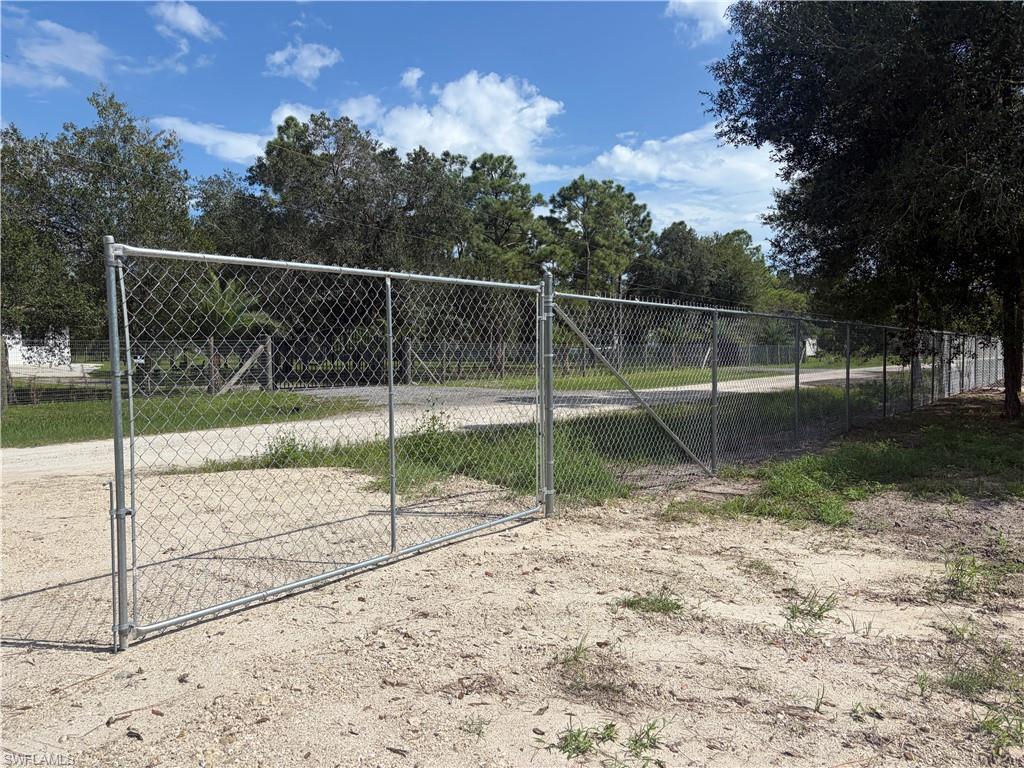 860 N Live Oak St Property Photo 38