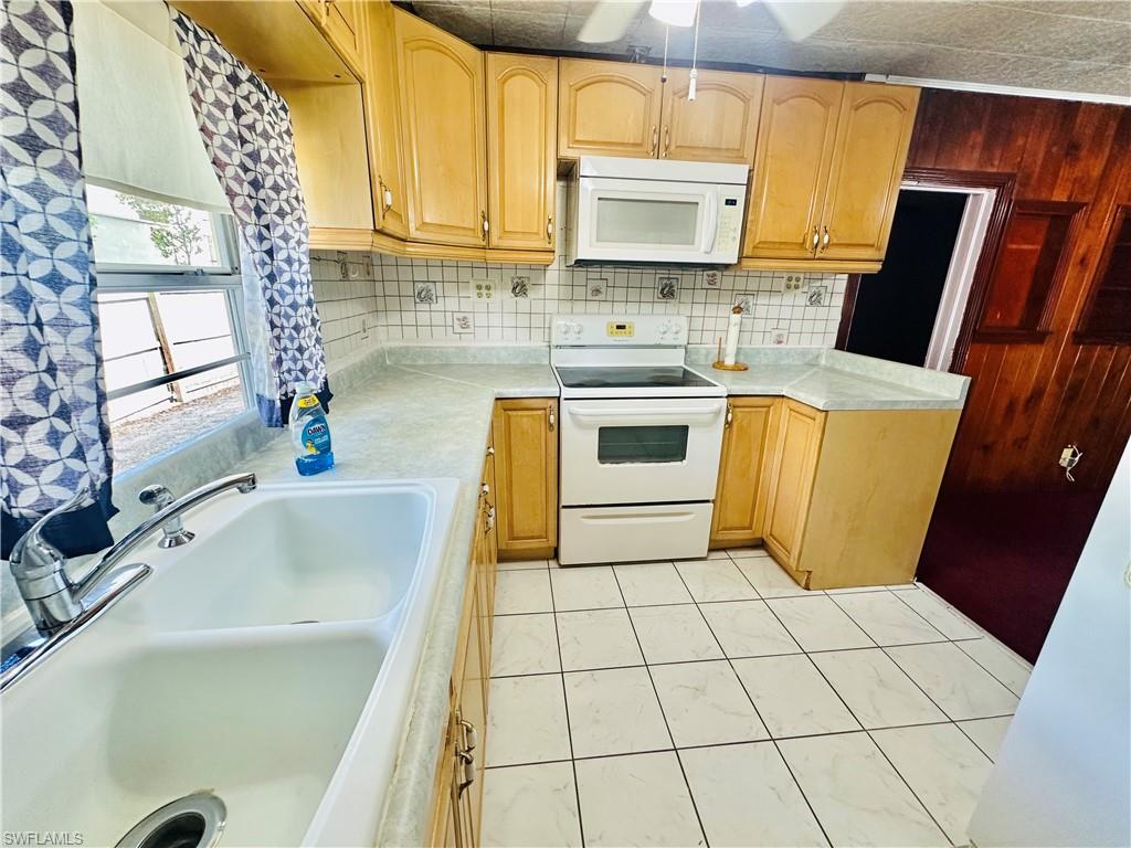 4428 Bessie Ave Property Photo 6