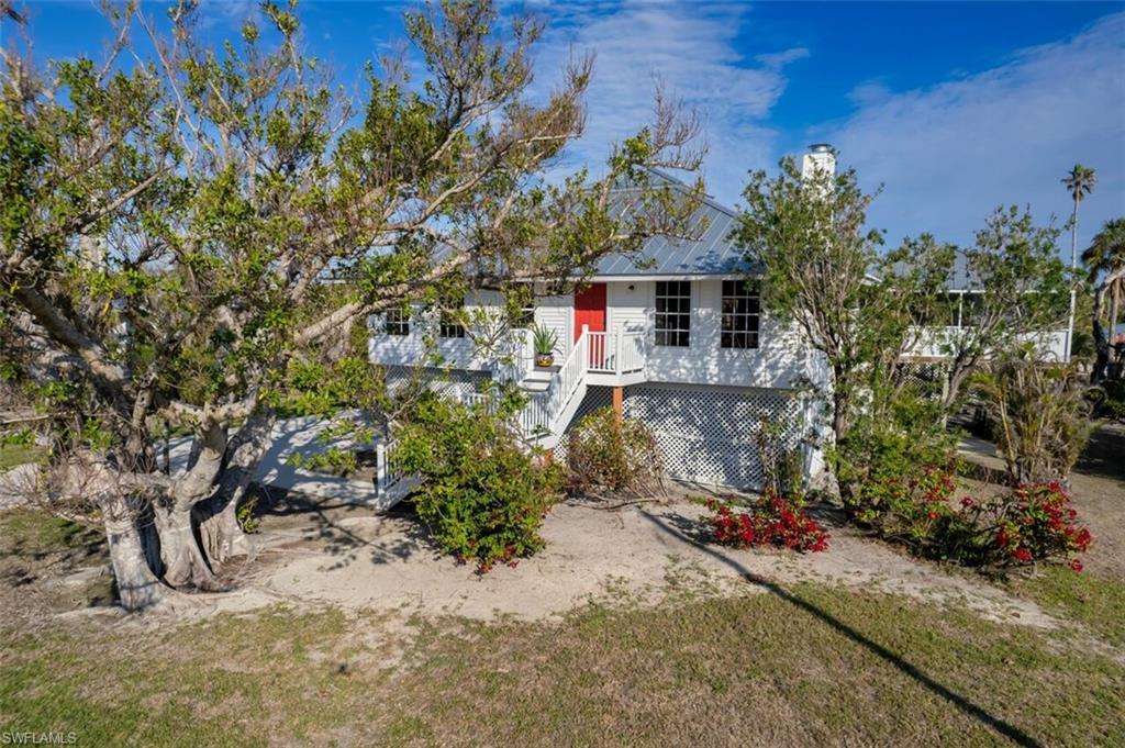 220 Palm Lake Dr Property Photo 2