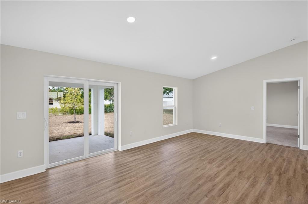 702 Nw Douglas Cir Property Photo 3