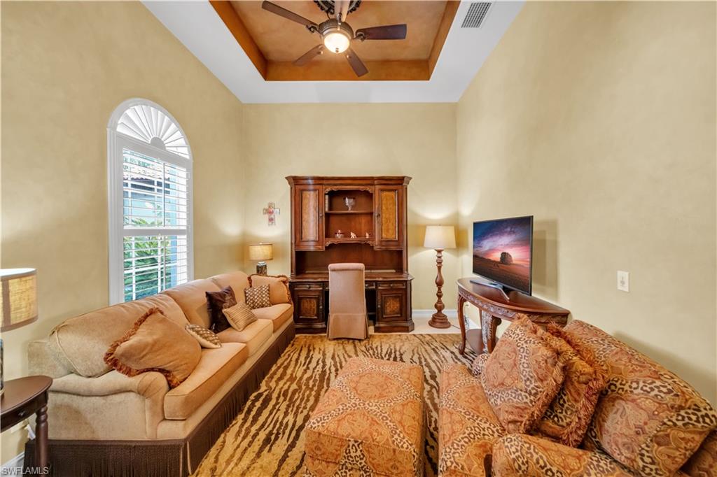 7672 Sussex Ct Property Photo 4