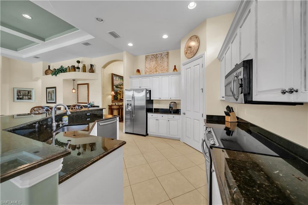 7672 Sussex Ct Property Photo 6