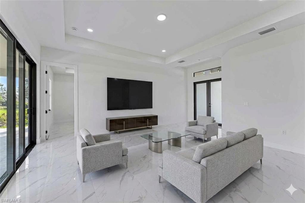 718 Phelps St E Property Photo 8
