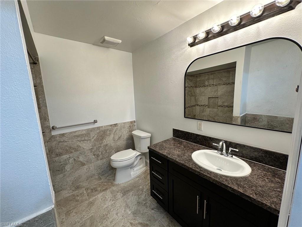 4266 Island Cir B Property Photo 8