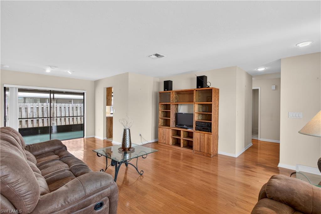 9708 Foxglove Cir Property Photo 4