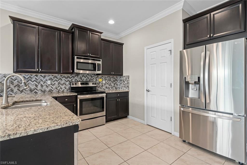10864 Alvara Way Property Photo 4