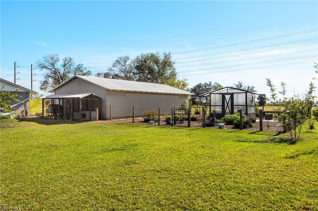 2222 Se Mcclelland Dr Property Photo 4