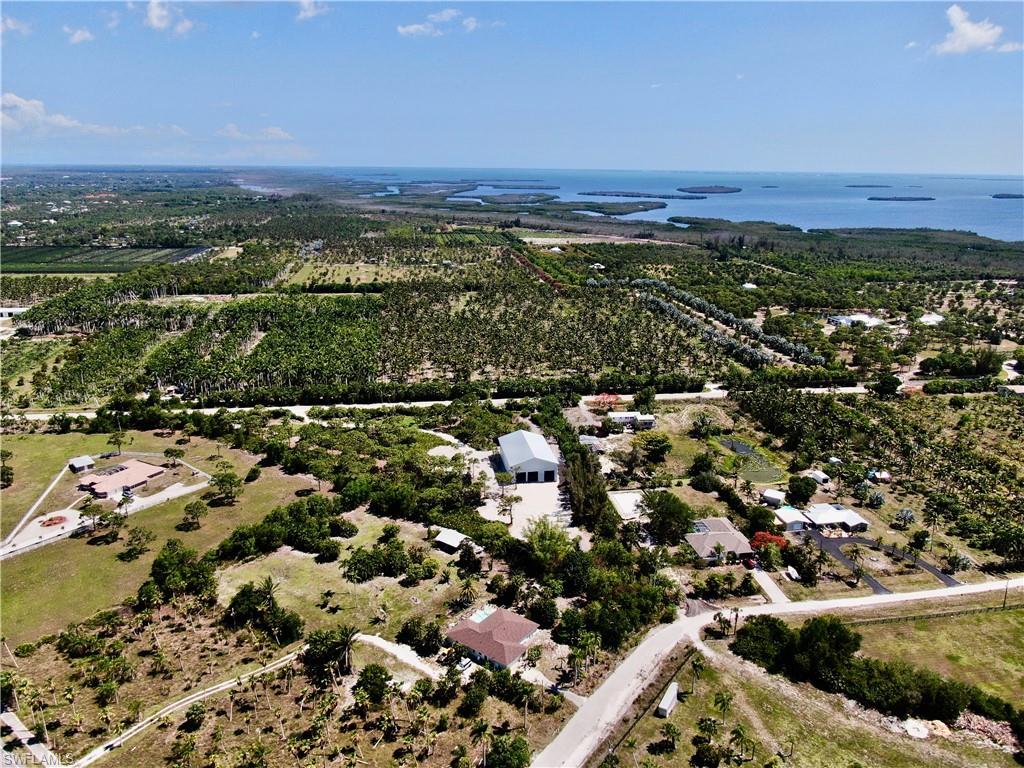 6690 Pineland Rd Property Photo 4