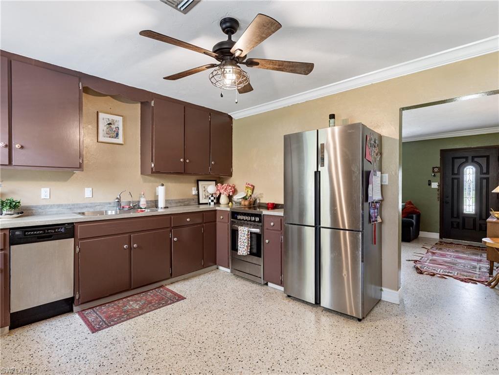 5521 Shaddelee Ln W Property Photo 7