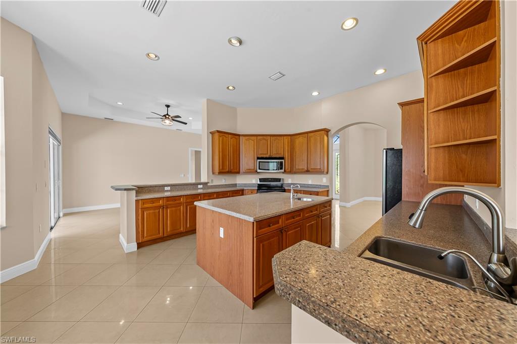 680 Mirror Lakes Ct Property Photo 7