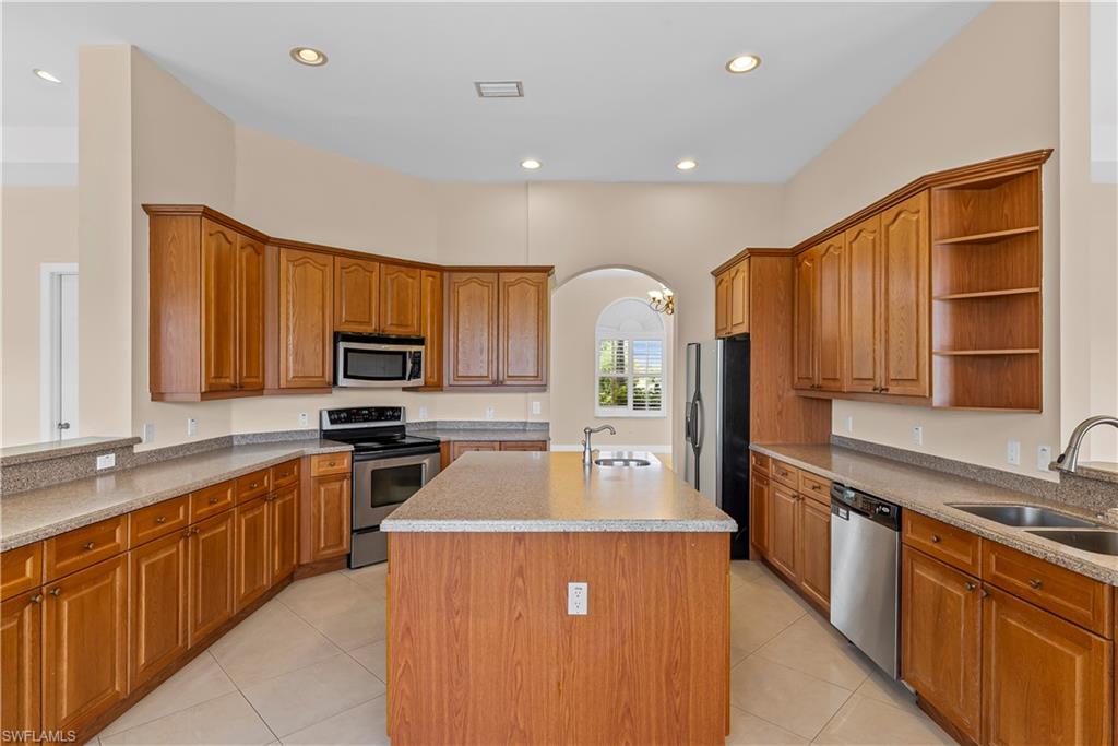 680 Mirror Lakes Ct Property Photo 8