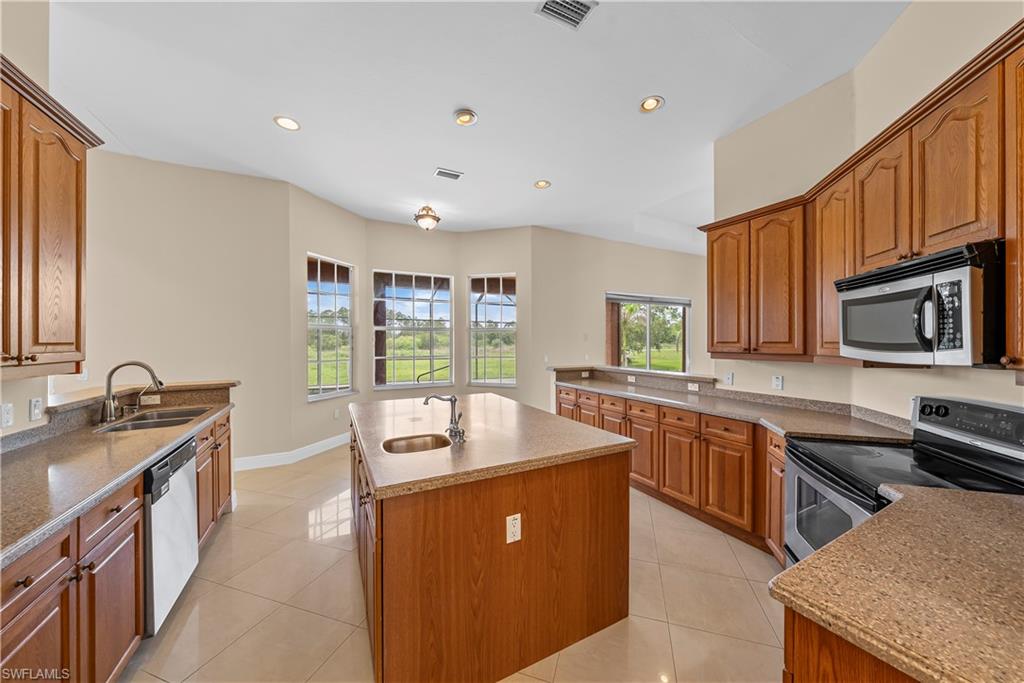 680 Mirror Lakes Ct Property Photo 9